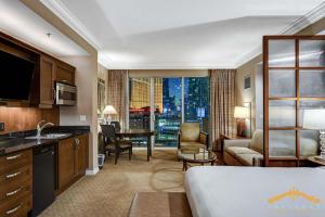 Letto o letti in una camera di MGM Signature-07-707 Strip View Balcony Studio