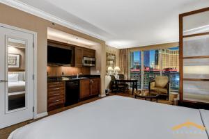 Cucina o angolo cottura di MGM Signature-07-707 Strip View Balcony Studio