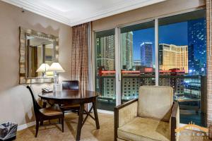 Area soggiorno di MGM Signature-07-707 Strip View Balcony Studio