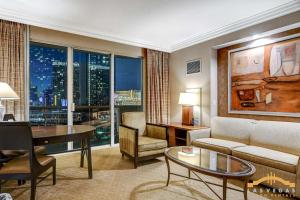 Area soggiorno di MGM Signature-07-707 Strip View Balcony Studio