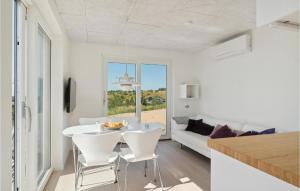 TV a/nebo společenská místnost v ubytování 1 Bedroom Beautiful Home In Knebel