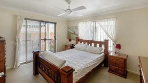 En eller flere senge i et værelse på Moola Magic + 11 billeder