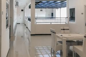 Μια τηλεόραση ή/και κέντρο ψυχαγωγίας στο Waringin Guest House Tegal Mitra RedDoorz