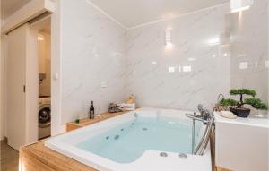 Kúpeľňa v ubytovaní Stunning Home In Pinezici With Kitchen