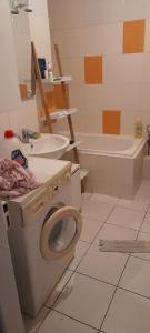 a bathroom with a toilet and a bath tub at Privat Zimmer in eine whg rue des abeilles in Mulhouse