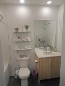 Koupelna v ubytování Modern Cozy Nest + 4 fotografie