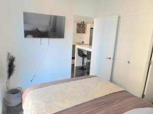 TV a/nebo společenská místnost v ubytování Modern Cozy Nest