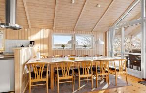 Kuchyň nebo kuchyňský kout v ubytování Holiday Home Svalevænget Humble X