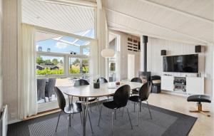 TV a/nebo společenská místnost v ubytování Holiday Home Skovridervænget Rudkøbing Ii