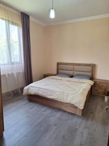 une chambre avec un grand lit dans une pièce dans l'établissement Natos Cottage, à Sadgeri