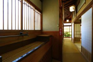 Ōmiya割烹旅館小川荘的走廊上设有长凳,位于带窗户的房间内