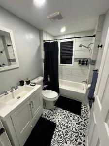 Koupelna v ubytování Elegant 3 Bedroom Condo near EWR, NJ Transit & NYC - Unit 4