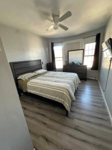 Postel nebo postele na pokoji v ubytování Elegant 3 Bedroom Condo near EWR, NJ Transit & NYC - Unit 4