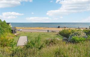 uitzicht op de oceaan vanuit een huis bij 1 Bedroom Stunning Home In Allingåbro in Allingåbro +11 foto's