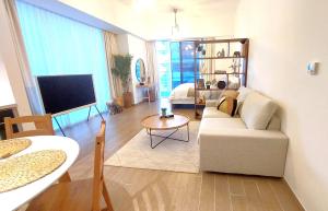 阿布扎比Yas Beach Studio的客厅里有一张沙发和一台电视