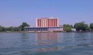 Výhled na řeku, která protéká v blízkosti hotelu