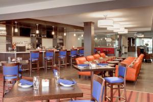 Restaurace v ubytování Crowne Plaza Niagara Falls NY - Riverside by IHG