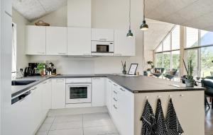 Η κουζίνα ή μικρή κουζίνα στο Cozy Home In Væggerløse With Wifi