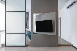 TV a/nebo společenská místnost v ubytování Saturn Hotel