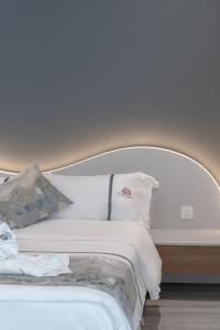 Postel nebo postele na pokoji v ubytování Saturn Hotel