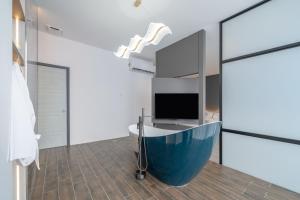 TV a/nebo společenská místnost v ubytování Saturn Hotel