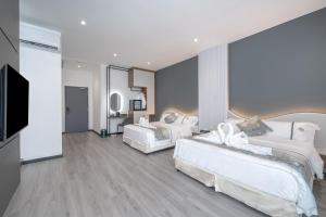 Postel nebo postele na pokoji v ubytování Saturn Hotel