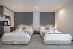 Postel nebo postele na pokoji v ubytování Saturn Hotel
