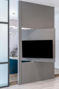 TV a/nebo společenská místnost v ubytování Saturn Hotel