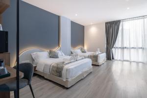 Postel nebo postele na pokoji v ubytování Saturn Hotel