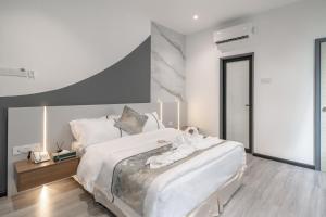 Postel nebo postele na pokoji v ubytování Saturn Hotel