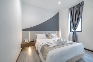 Postel nebo postele na pokoji v ubytování Saturn Hotel
