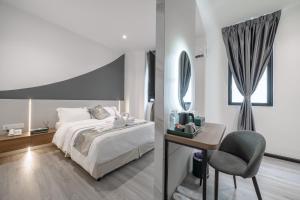 Postel nebo postele na pokoji v ubytování Saturn Hotel