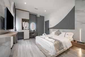 Postel nebo postele na pokoji v ubytování Saturn Hotel