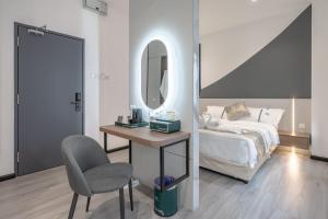 Postel nebo postele na pokoji v ubytování Saturn Hotel