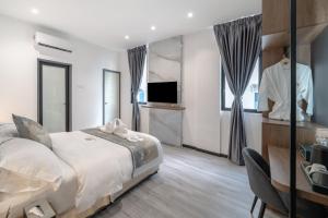 Postel nebo postele na pokoji v ubytování Saturn Hotel