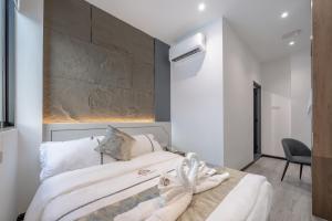 Postel nebo postele na pokoji v ubytování Saturn Hotel
