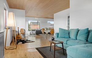 Posezení v ubytování 4 Bedroom Beautiful Home In Korsør