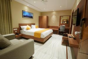 una habitación de hotel con una cama y un sofá en Hotel Valley Vista, en Visakhapatnam