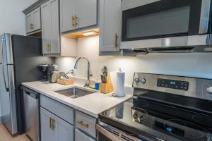 una cocina con fregadero y estufa en Bright and Modern Studio in Louisville # 106, en Louisville 49 fotos más