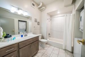 Un baño con lavabo, bañera e inodoro. en Bright and Modern Studio in Louisville # 106, en Louisville