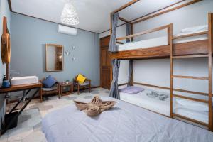 Interconnection Hostel客房内的一张或多张床位