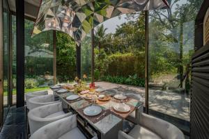 En have udenfor SaffronStays Glasshouse 91 - 4BR luxury villa with pool, art installations, lawns & outdoor dining