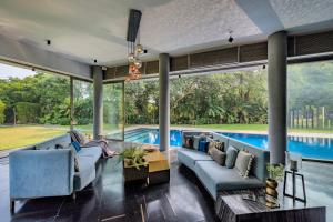 Swimmingpoolen hos eller tæt på SaffronStays Glasshouse 91 - 4BR luxury villa with pool, art installations, lawns & outdoor dining + 50 billeder