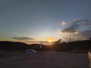乞拉朋齐Sunset View Guest House的远处一条路上的日落,教堂