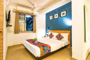 Una cama o camas en una habitación de FabHotel Azure Sky - Nr Ruby Hospital