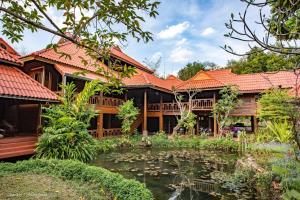 Ban Pa MuangにあるStay At Lantana Mae Rimの池のある家