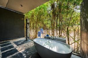 En have udenfor SaffronStays Glasshouse 91 - 4BR luxury villa with pool, art installations, lawns & outdoor dining