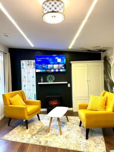 Et tv og/eller underholdning på 2 Private Bedroom Suites with Hot Tub