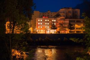 Výhled na řeku, která protéká v blízkosti hotelu