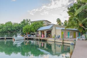 una barca è ormeggiata accanto a un edificio sull'acqua di Coconut Mallory Resort and Marina a Key West